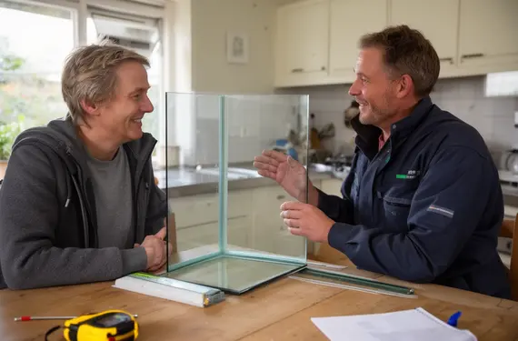 Een glaszetter plaatst een nieuwe ruit, de werkwijze
